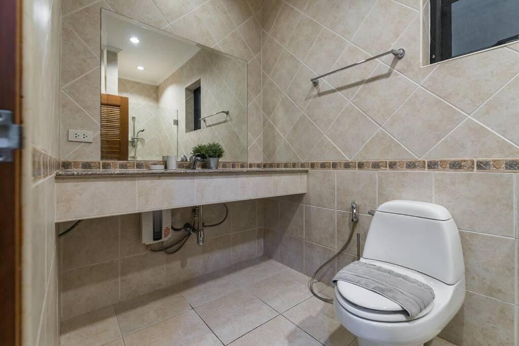 Anb Poolvilla 3Br Walk Private Beach In Pratamnak Pattaya Exterior photo